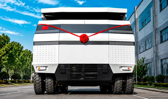 China supera sus límites con el primer camión minero 8x4 sin conductor, capaz de dominar terrenos difíciles al girar sobre su eje