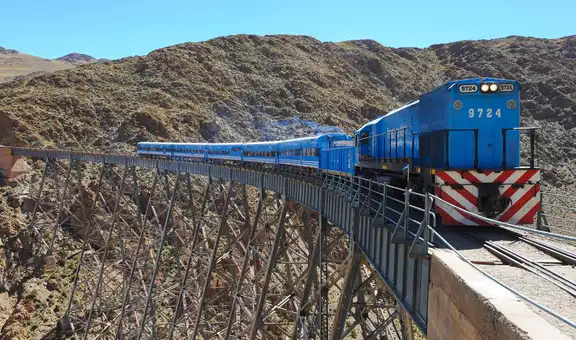 Uno de los trenes más altos del mundo está en un país de América Latina: viaja a más de 4.000 metros de altura
