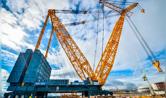 Esta es la grúa más grande del mundo, con una altura de 250 metros y que consigue levantar hasta 5.200 toneladas