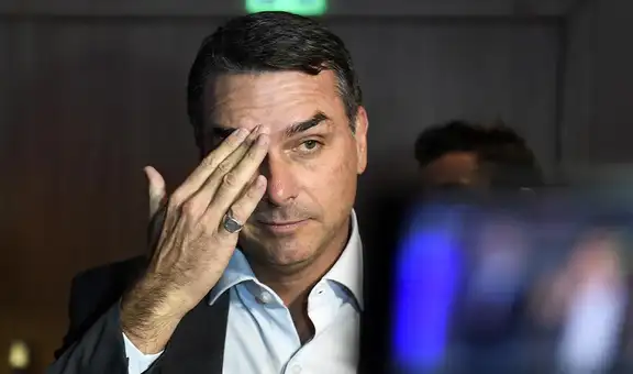 Flávio Bolsonaro queda bajo presión tras audio en el que pide dinero a banquero acusado de fraude millonario en Brasil