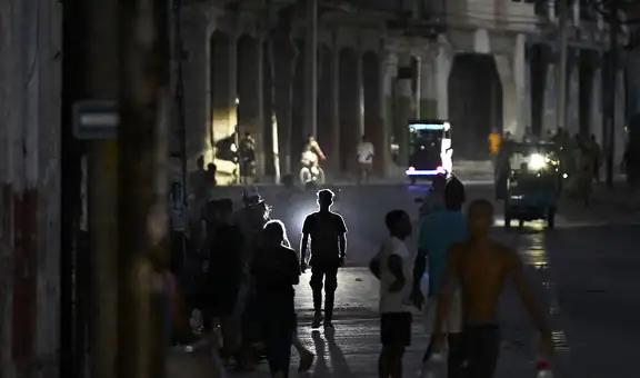 Cuba sufre apagones masivos y cacerolazos tras quedarse sin combustible por sanciones de Estados Unidos