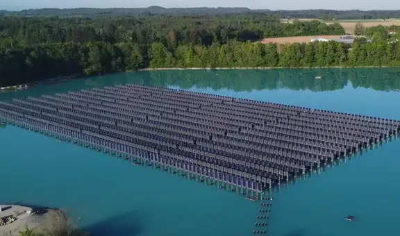 Primera planta de paneles solares flotantes y verticales en un lago revoluciona la energía: produce más electricidad en la mañana y la tarde
