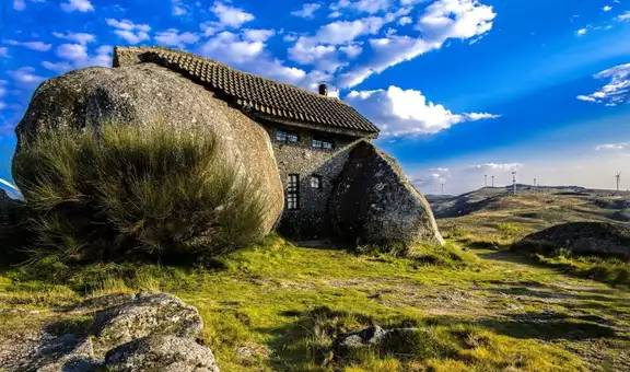 Construida solo con piedras en 1974: la casa en las montañas que desafía la arquitectura moderna y propone vivir desconectado