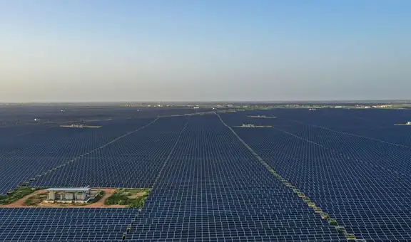 Paneles hasta donde alcanza la vista: India usa el desierto como batería con la planta de energía solar más grande del mundo