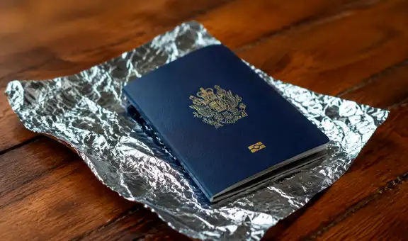 Viajeros frecuentes revelan cómo un simple truco con aluminio ayuda a proteger los pasaportes en los aeropuertos