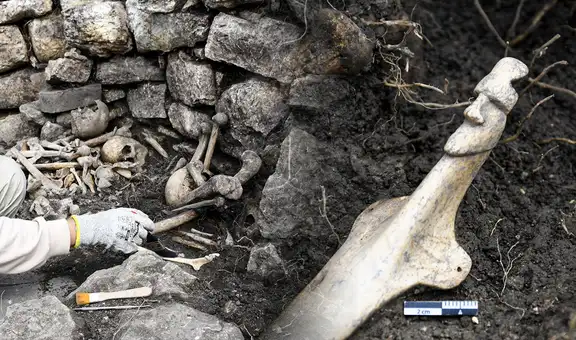 Arqueólogos de Perú descubren tumba de hace 600 años en Kuélap con restos humanos y ofrendas ceremoniales únicas