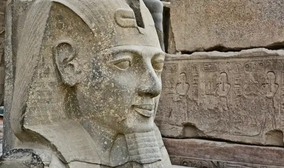 Arqueólogos encontraron después de casi 100 años la parte que le faltaba a una estatua de Ramses II