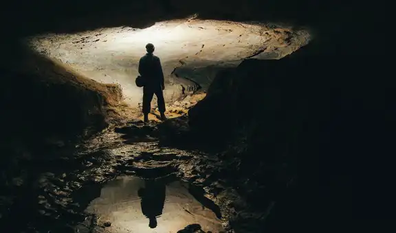 Un científico vivió 2 meses aislado en una cueva sin reloj, calendario ni luz solar: así cambió su percepción del tiempo