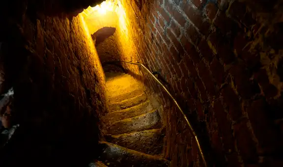 Arqueólogos restauraban una vieja iglesia y descendieron por una escalera olvidada que los llevó a descubrir un recinto oculto