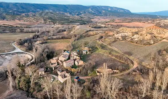 Una pareja compra un pequeño pueblo abandonado desde 1970 en España: la transforman en un refugio ecológico con huertas y paneles solares