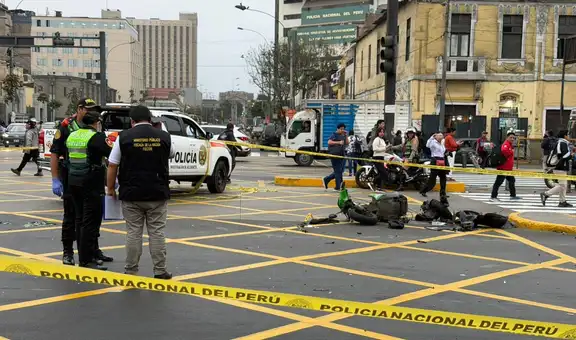 Tragedia en la avenida Alfonso Ugarte: motociclista pierde la vida al chocar su vehículo con una camioneta en la madrugada del lunes