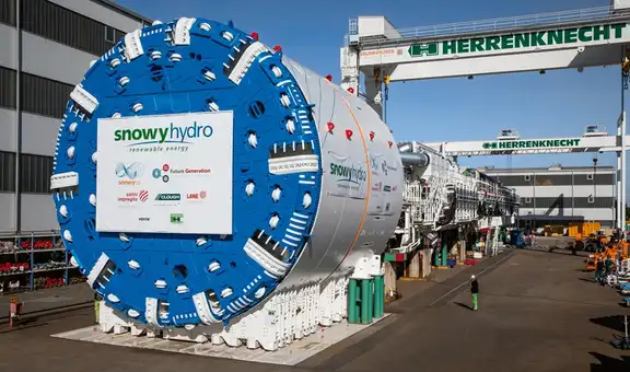 Australia enfrenta un desafío de ingeniería: transportar una tuneladora de 137 toneladas con un camión de 152 ruedas