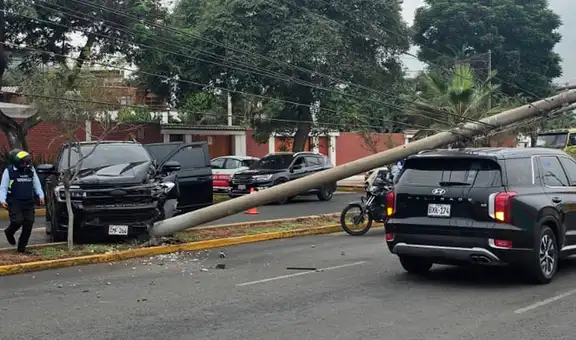 Aparatoso accidente cerca a la Embajada de EE.UU.: camioneta impacta contra poste y estructura cae sobre otro vehículo en Surco