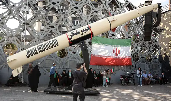 Irán denuncia a Estados Unidos por "violación flagrante del alto el fuego" y lanza misiles contra Kuwait y Bahréin