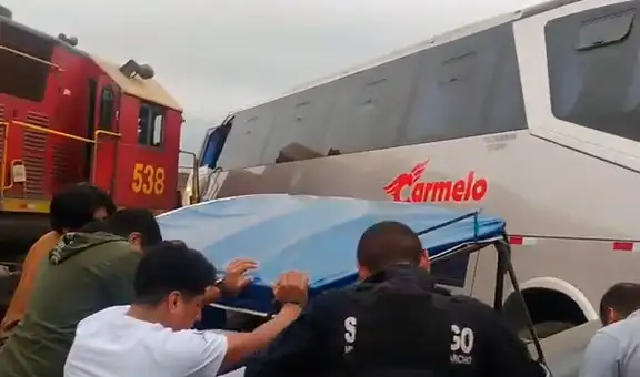 Choque entre tren y bus genera fuerte tráfico en la Carretera Central: siniestro moviliza 4 unidades de bomberos