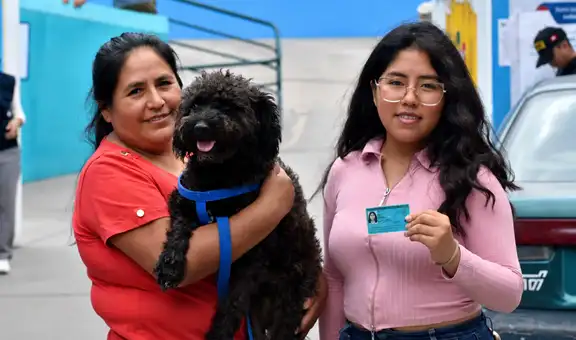 ¡Una compañía especial! Ciudadanos acudieron a votar junto a sus perritos en la segunda vuelta electoral 2026