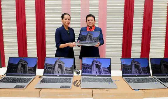 Presidente de la Corte de Sullana entrega laptops a áreas administrativas