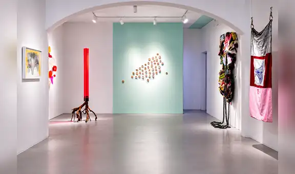 Instalaciones, dibujo, cerámica, textil y escultura en la muestra colectiva “Maneras de estar vivo”, por Czar Gutiérrez