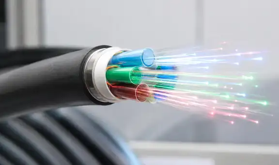 China activa el primer sistema de fibra óptica de tres bandas del mundo para impulsar la inteligencia artificial