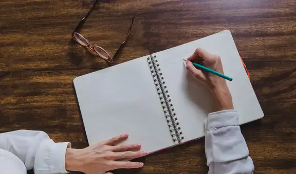 La psicología explica cuáles son los beneficios de las personas que escriben a mano y por qué mejoran su capacidad de análisis y memoria