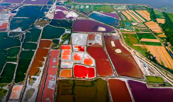 El fascinante ‘Mar Muerto' de China: tiene 500 millones de años, es rico en minerales y cambia de color cada verano
