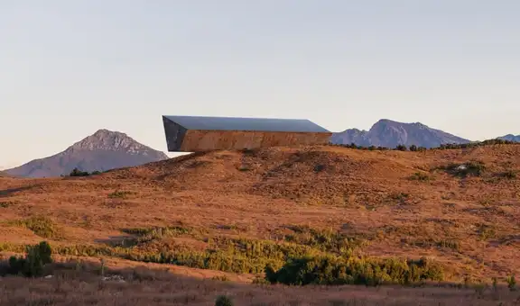 Construyen un gigantesco monolito de acero que funcionará como la "caja negra de la Tierra" y registrará el posible fin de la humanidad