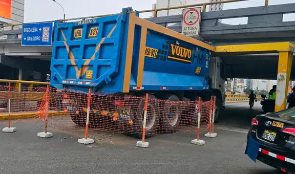 Camión quedó atrapado bajo puente de la avenida Brasil y generó caos vehicular: conductor recibirá multa de S/ 5.000