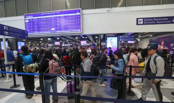 Fallas en el sistema de navegacíon provoca caos en el Aeropuerto Jorge Chávez: pasajeros esperan dentro de los aviones y reportan largas colas de espera