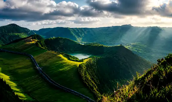 Un paraíso secreto en Portugal: así es la famosa isla entre volcanes y lagos coloridos con más vacas que personas