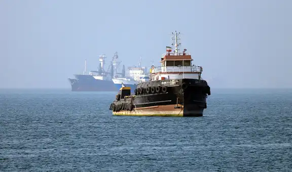 Un petrolero es bombardeado en el estrecho de Ormuz mientras Irán y Estados Unidos mantienen un agrietado acuerdo