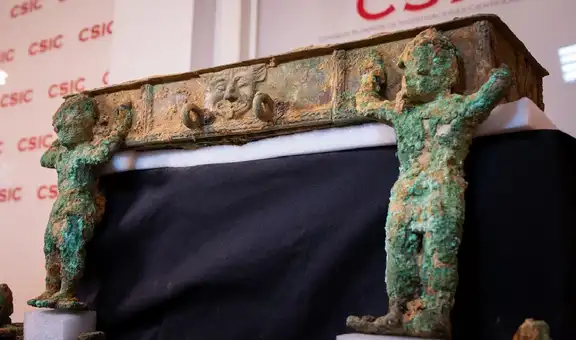 Hallan en España un carro ceremonial de bronce de Tarteso sin precedentes y con figuras mitológicas de hace 2.500 años