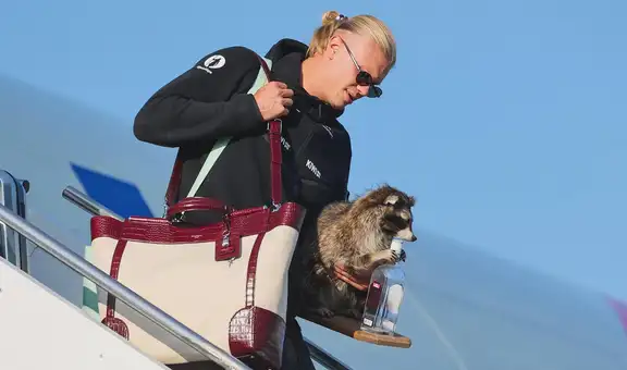La insólita imagen de Erling Haaland tras el Mundial 2026: volvió a Noruega con un mapache disecado