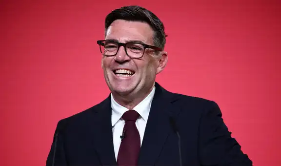 Andy Burnham será el nuevo primer ministro del Reino Unido tras asumir el liderazgo del Partido Laborista