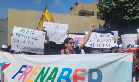 Becarios protestan frente al Minedu contra proyecto que cambia las reglas del Pronabec: “Hasta que se deje sin efecto”