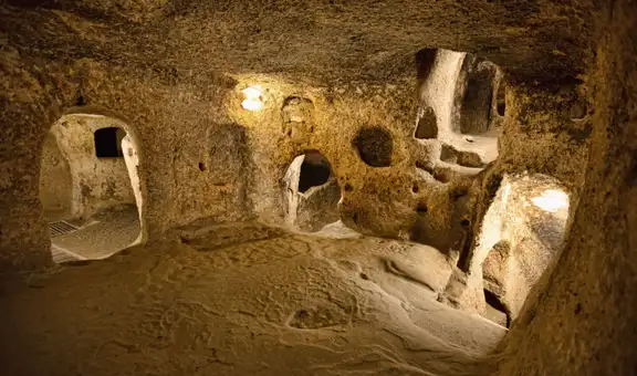 Renovó una casa y notó que sus gallinas desaparecían por una grieta: cuando la excavó, encontró una ciudad de 20.000 habitantes