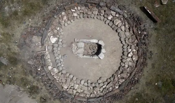 Arqueólogos descubren una tumba monumetal de la Edad de Bronce con armas y un caballo usado en un ritual