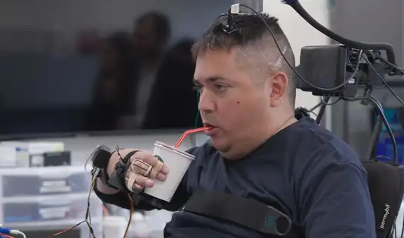 Un hombre con parálisis del cuello para abajo recupera la sensibilidad y movimiento de sus manos gracias a un implante cerebral