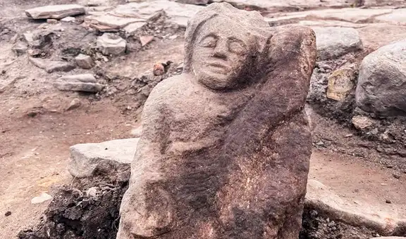 Un arqueólogo levanta una piedra y encuentra un guardián romano escondido bajo un cuartel durante 1.600 años