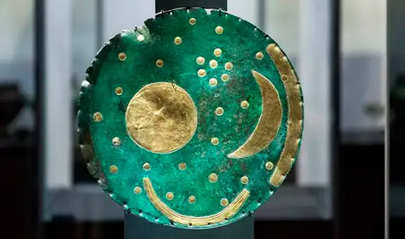 Unos saqueadores desenterraron un raro disco de bronce que podría ser el primer mapa astronómico de la humanidad