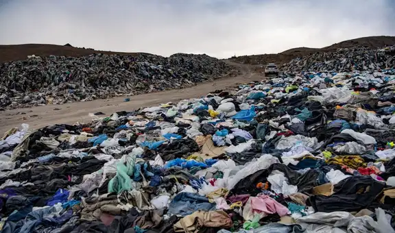 La montaña de más de 60.000 toneladas de ropa que crece cada año en este país de América Latina: puede verse desde el espacio