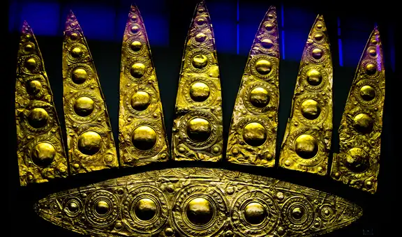 Arqueólogos descubren tumbas de 3.000 años de antiguedad repletas de gemas y diademas de oro