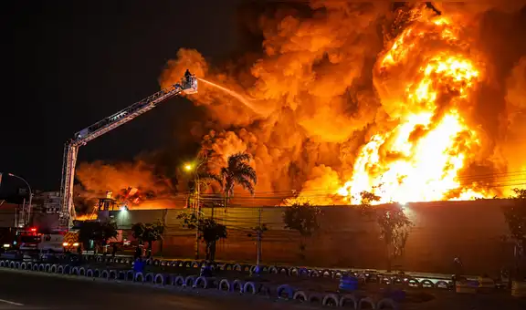 Enorme incendio consume fábrica de cosméticos cerca de la Universidad César Vallejo en Los Olivos