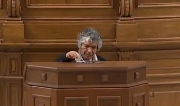 Serafín Andrés Luján de Juntos por el Perú es el único senador que no mostró su voto durante la elección