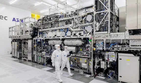 China fabrica sus propias máquinas para hacer chips y las acciones de ASML, la empresa líder del sector, se desploman