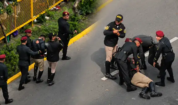 Gran Parada y Desfile Cívico-Militar 2026: jinete de la Policía Nacional del Perú sufre aparatosa caída y tuvo que ser atendido por sus compañeros
