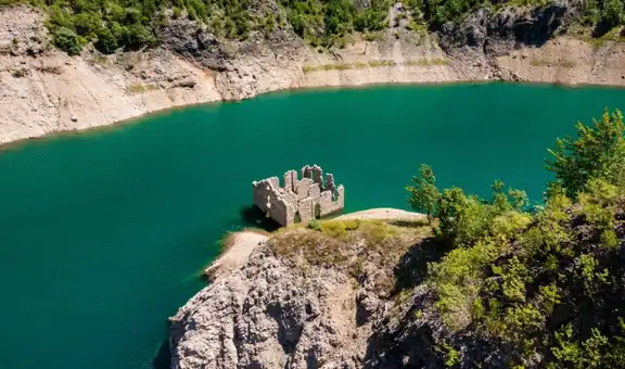 Los bajos niveles de agua por la sequía revela un pedazo de la historia en un lago de Italia