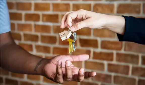 Expertos recomiendan rociar vinagre en las llaves de casa una vez por semana: estos son sus beneficios