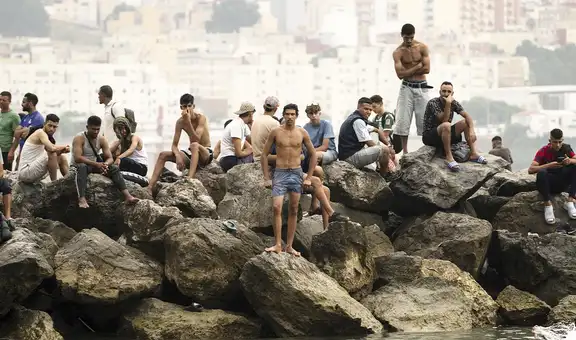 La crisis migratoria en Ceuta desata tensiones entre la UE y España, que acusa un "ataque a la integridad territorial"