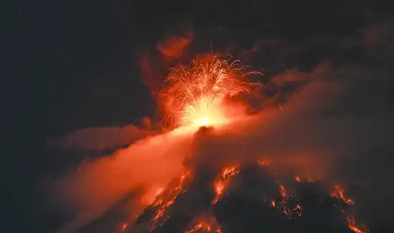 Potente erupción del volcán de Fuego obliga a evacuar comunidades y activa alerta nacional en Guatemala