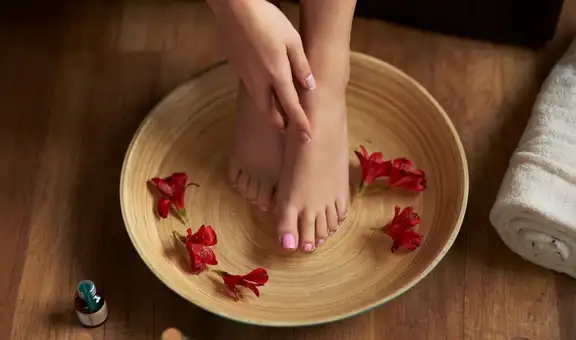 Lavarse los pies con sal y aceite de oliva: por qué algunos expertos recomiendan esta rutina y qué beneficios puede aportar a la piel